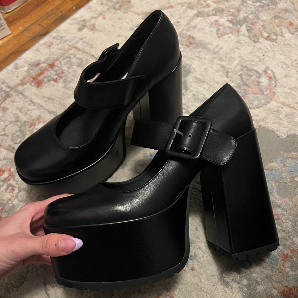 Cadin Mary Jane Platform Pump by Steve Madden 🖤